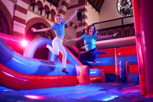 Veiligheid in trampolineparken: 7 tips voor ouders en begeleiders